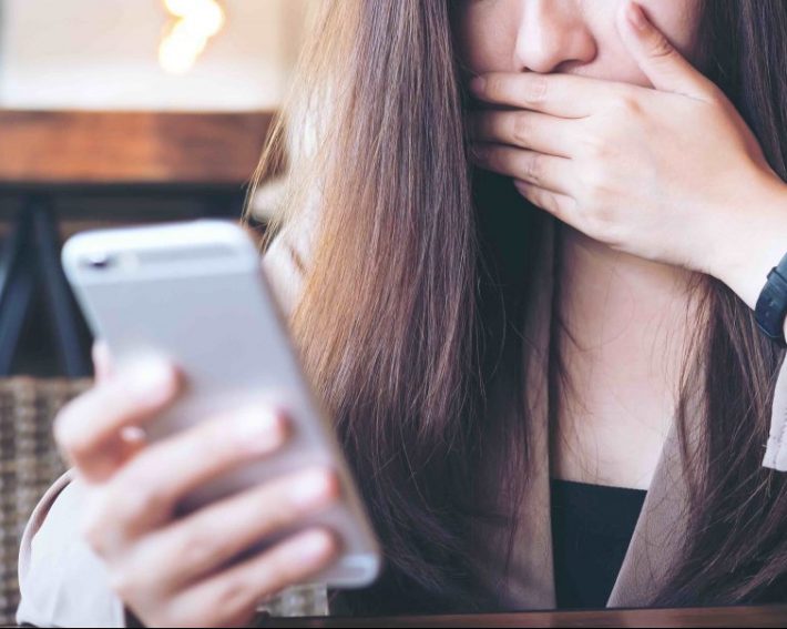 ドン引きする女性