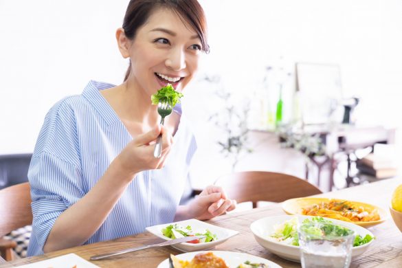 朝食　サラダを食べる女性