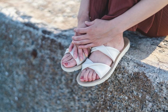 サンダルを履いた女性の足元