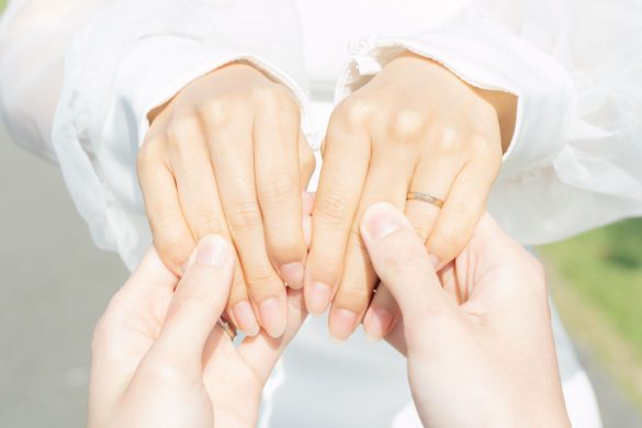 結婚指輪をしている手元