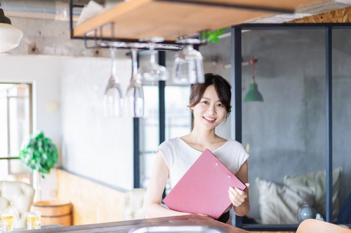 笑顔の女性スタッフ