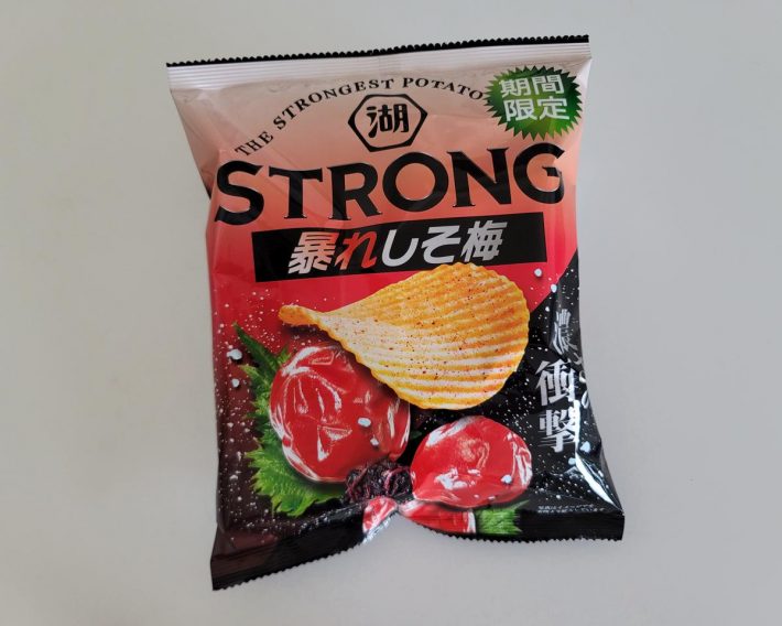 「湖池屋STRONG ポテトチップス 暴れしそ梅」（湖池屋）