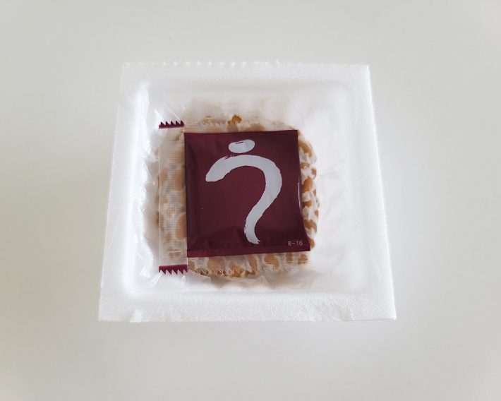 フタを開けてみると、大きなタレがついています