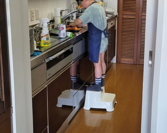 キッチンの高さに合わせるように、踏み台を活用しています