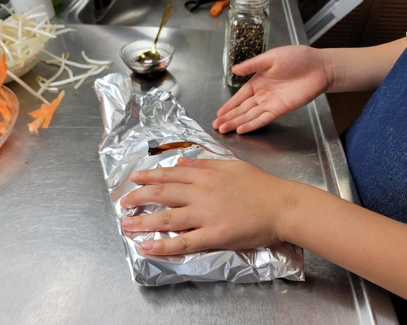折り紙が好きな我が子は、ホイル包みが楽しいようです