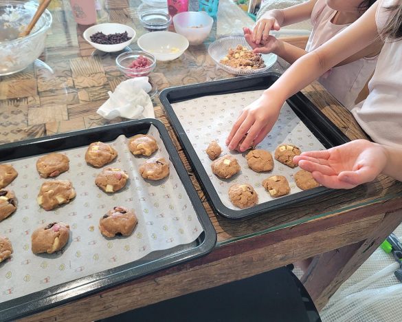 涼しいリビングでクッキーづくりを楽しんでいます