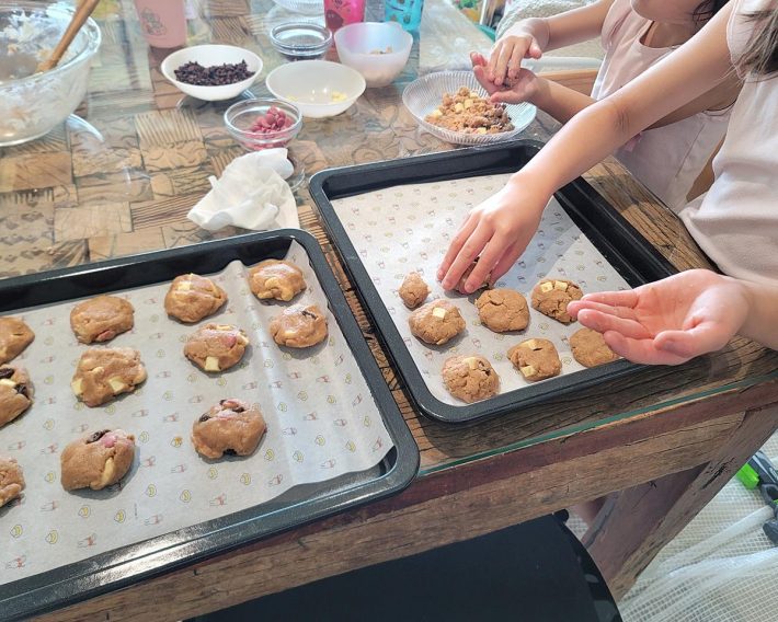 涼しいリビングでクッキーづくりを楽しんでいます
