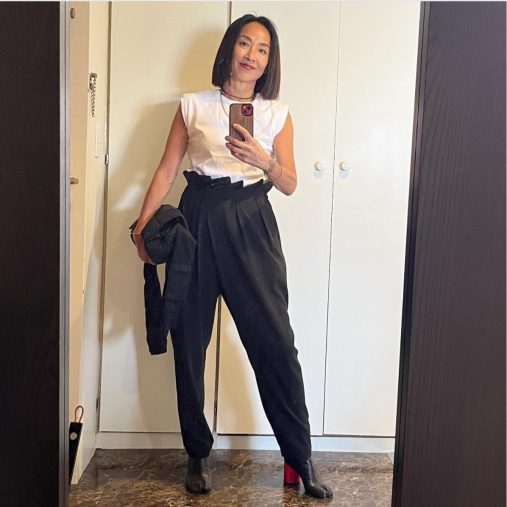 〈H〉のトップスと〈intw〉タックデザインパンツ