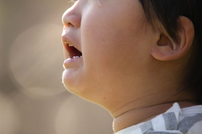 急に泣き出す真理子さんの子ども