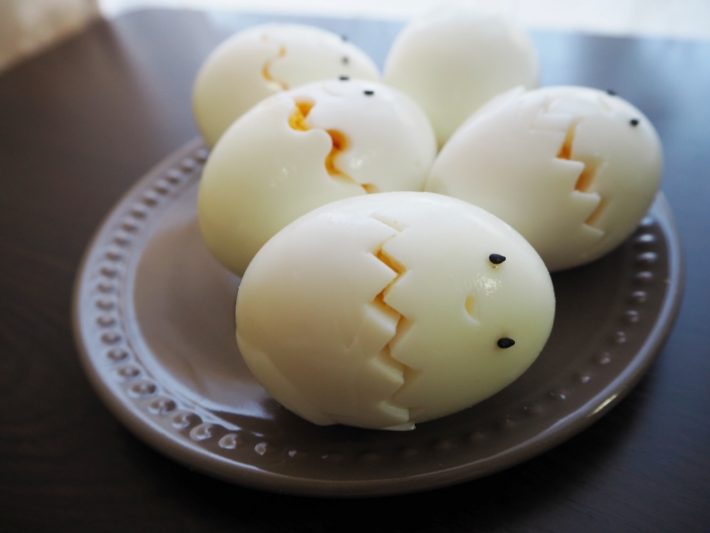 ゆで卵と目が合う