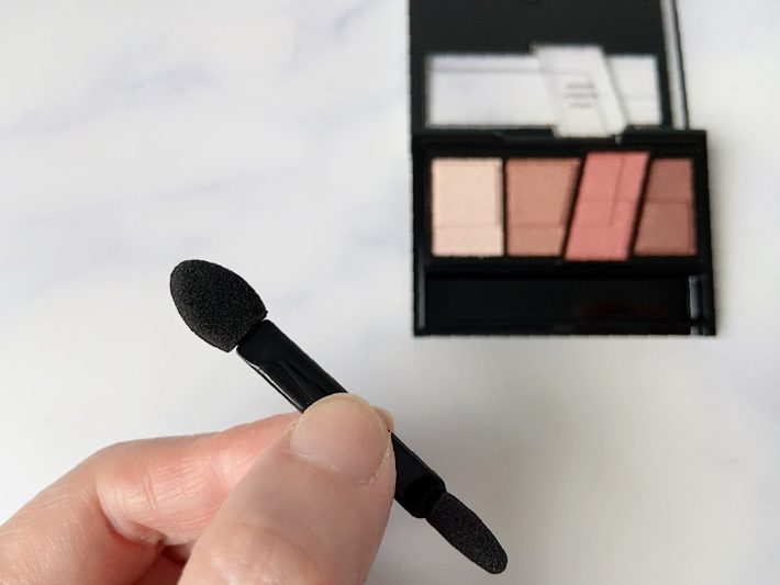 アイシャドウチップがついてます