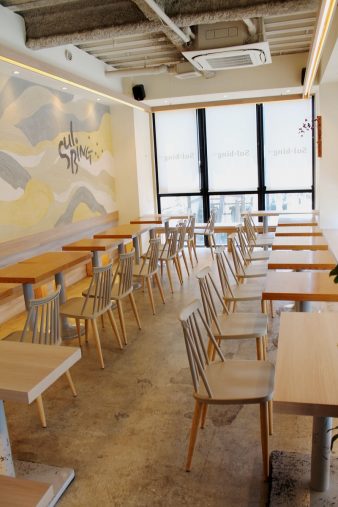 窓が大きく、落ち着いた雰囲気の2階