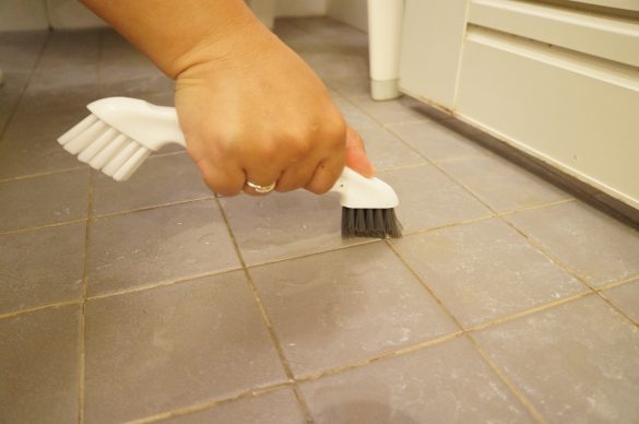 目地に入り込むV字カットのブラシ