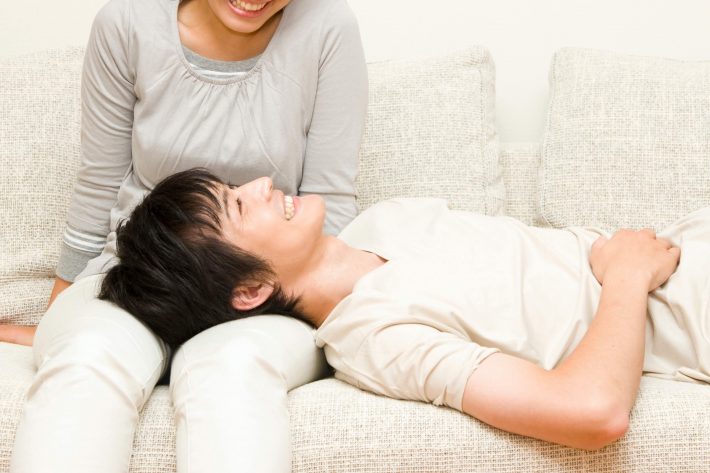 膝枕をする男性