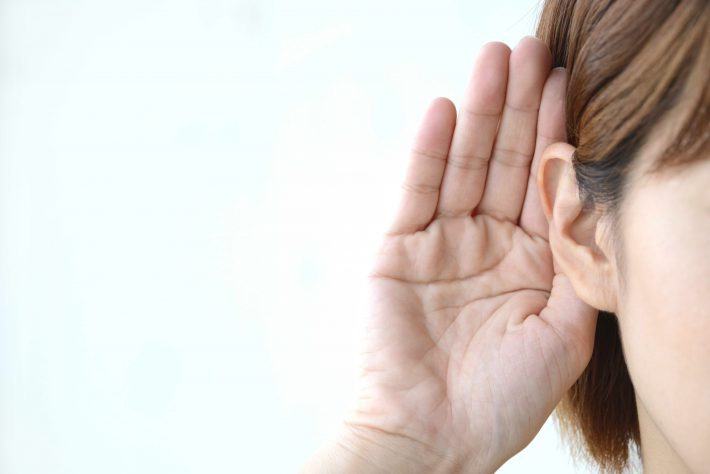 聞き耳を立てる女性