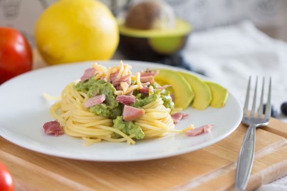 アボカドとベーコンのパスタ