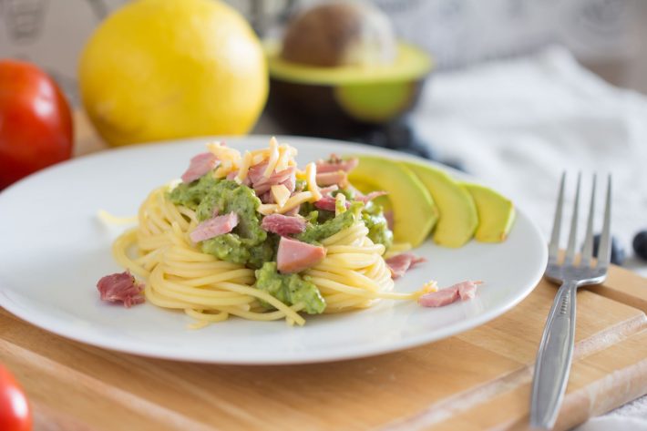 アボカドとベーコンのパスタ