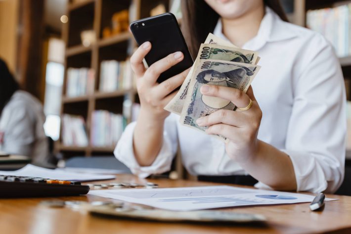 お金を数える人