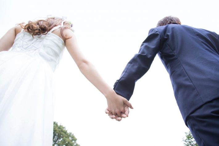 手をつなぐ男女