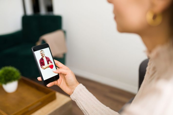 マッチングアプリにいいねする女性