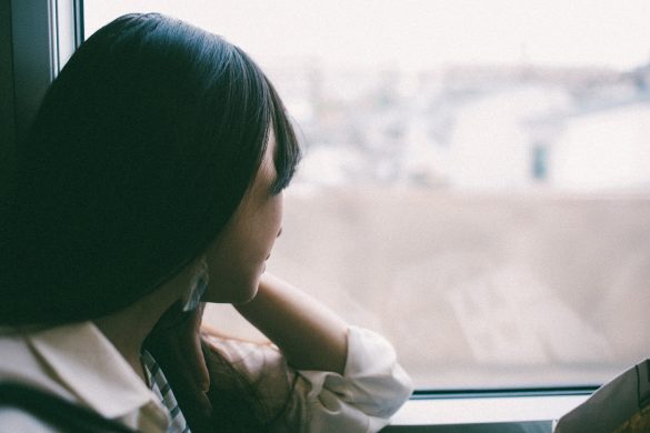 頬杖をつく女性