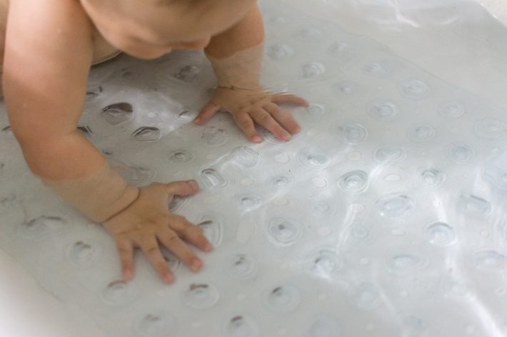 水に触れる赤ちゃん