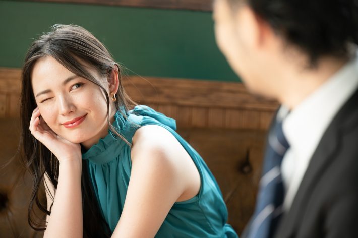 バーで向かい合う男女