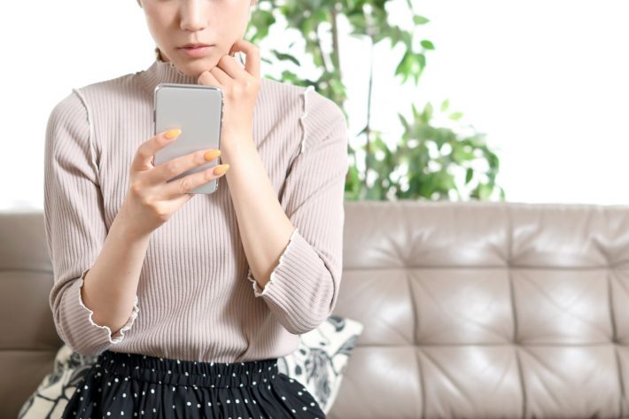 スマートフォンを見る女性