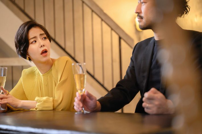 失言をしてしまった男性にありえないと見つめる女性