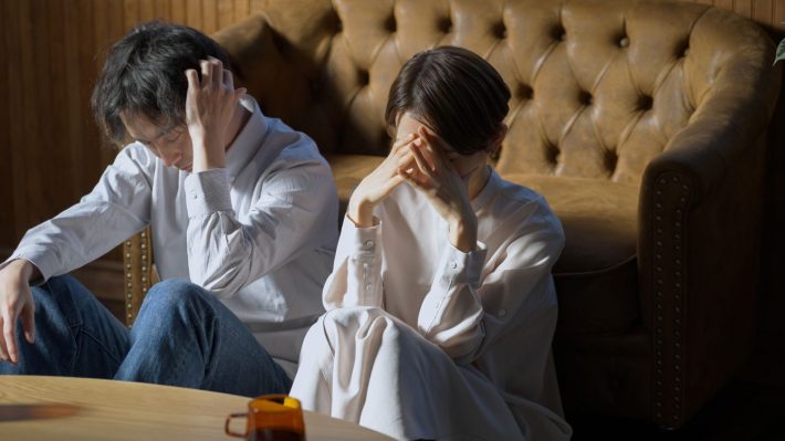 うつむくカップル