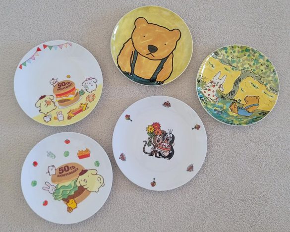 私が集めているキャラクター食器の一部。くまの子ウーフ、ポムポムプリン、クルテク（チェコの有名キャラクター）など