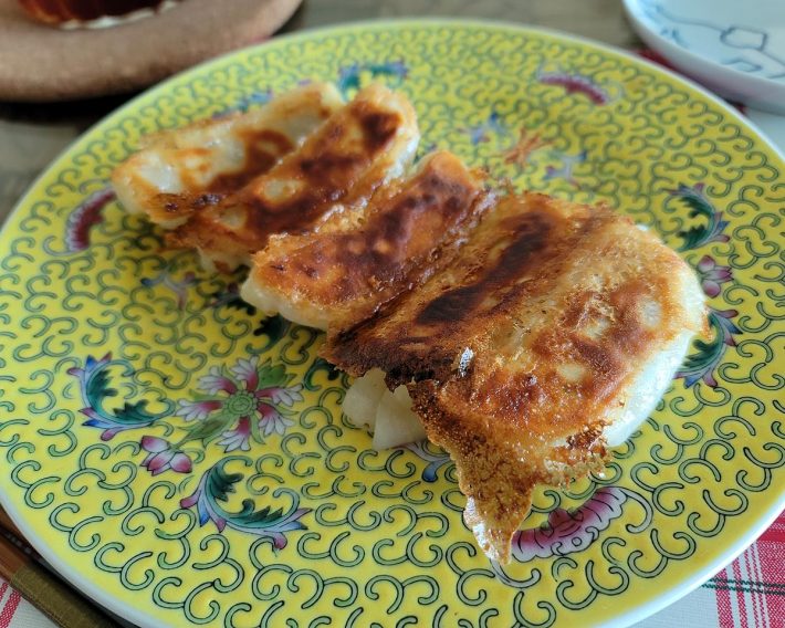 黒豚大餃子。羽根が程よくできてこんがり焼きあがりました