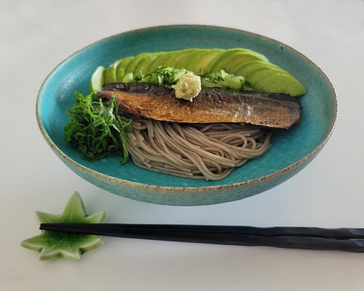 冷たいそばにアボカドをたっぷり乗せて食べています