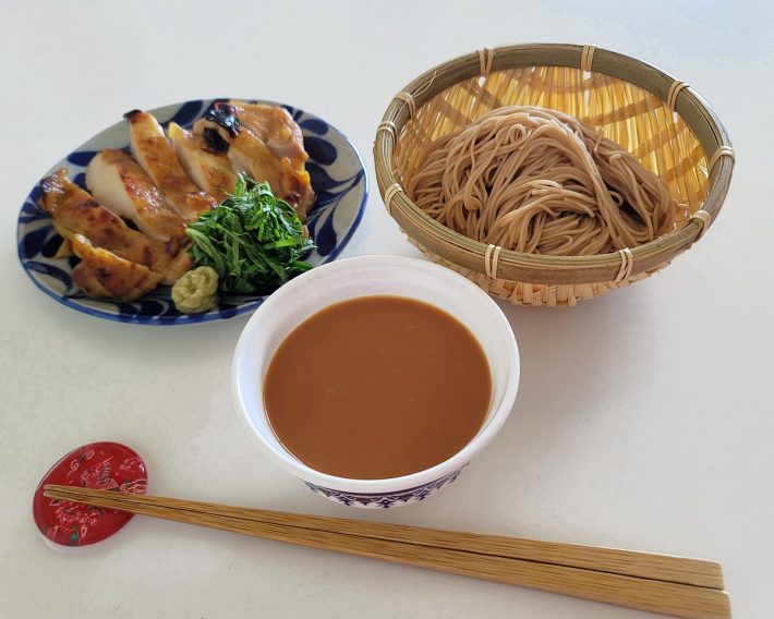 今回は細めのそばに合わせましたが、どんな麺にも合います。いつもの麺料理がリッチに大変身します