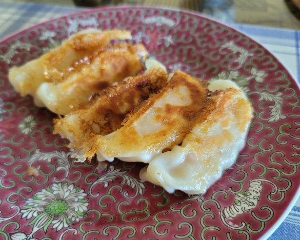 焼いているときからピンク色の餡が透けて食欲をそそります