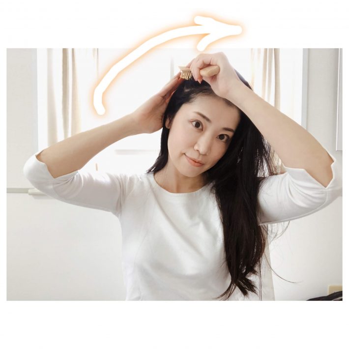 毛流れと反対に頭皮をブラッシング