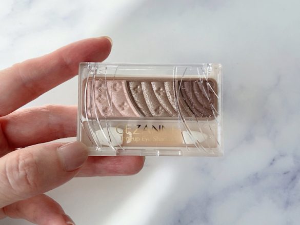 セザンヌの「トーンアップアイシャドウ」11 トープブラウン/638円(税込)