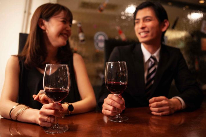 おしゃれなバーで同窓会を楽しむ男女