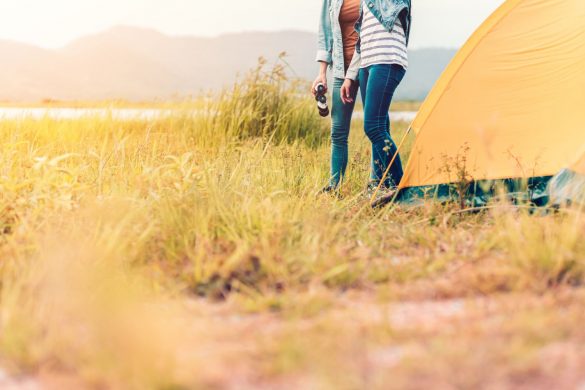 テントの前に立つ女性たち