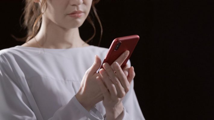 スマホを見つめる女性