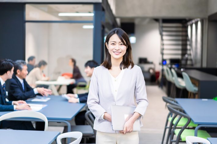 オフィスで働く女性
