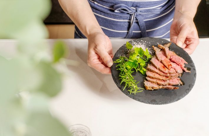 ローストビーフをもてなす女性