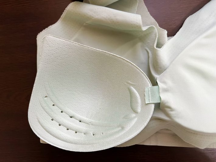 バスト下部に空気穴つきで蒸れない