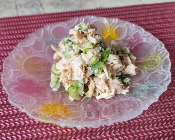 ささみの和え物にMCTオイルを加えて常備菜にしています。作っておくと朝に便利！