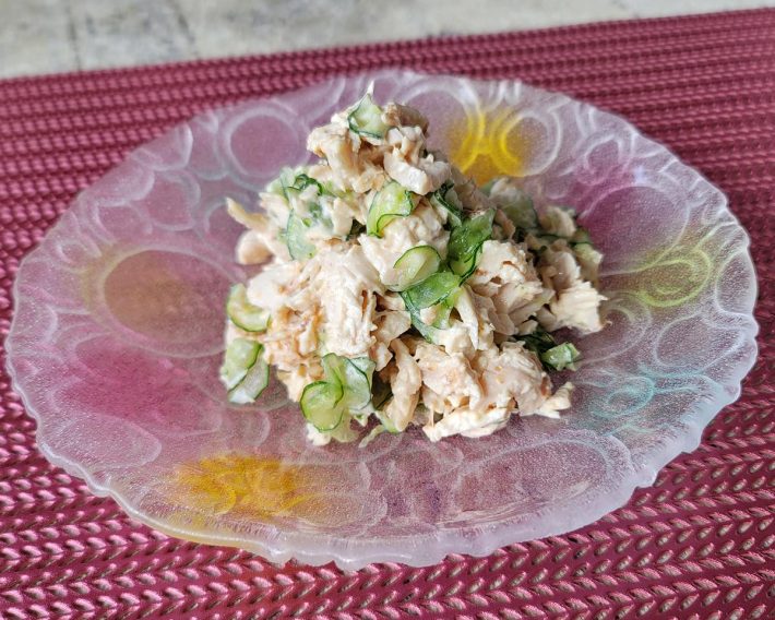 ささみの和え物にMCTオイルを加えて常備菜にしています。作っておくと朝に便利！