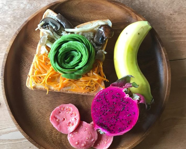 キャロットラペとキノコマリネのアボカドトースト