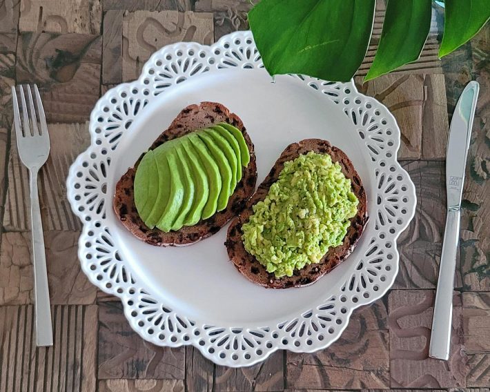 海外セレブやモデルの朝ごはんにたびたび登場する「アボカドトースト」