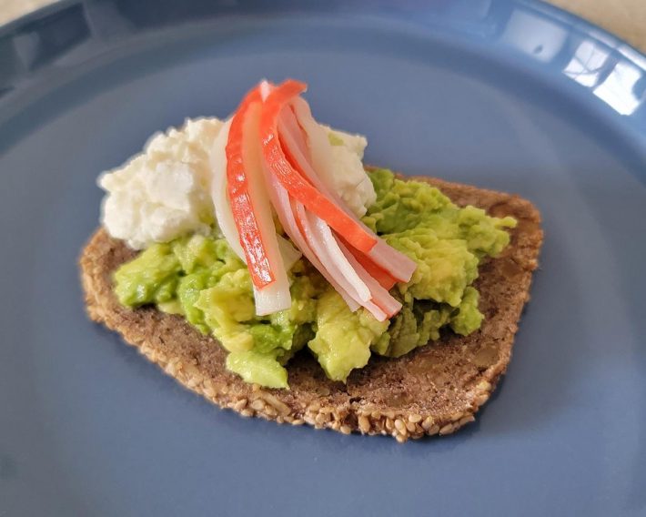 私がよく作るアボカドトースト。必ずたんぱく質食材をトッピングしています