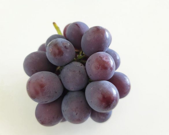 ピオーネは巨峰とマスカットの交配種。大粒で皮ごと食べられる