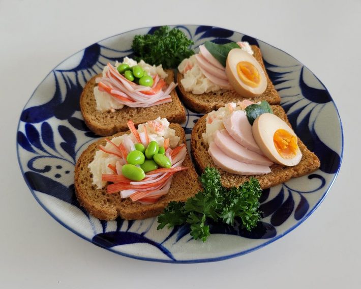 カニカマ、蒸し鶏、ゆで卵、枝豆を乗せたオープンサンド